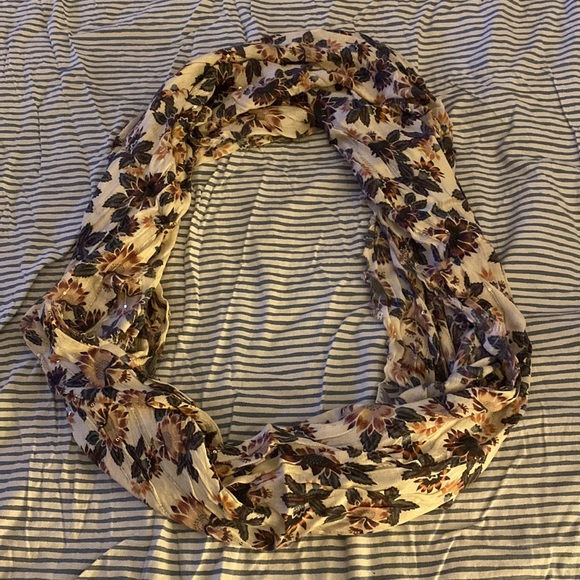 Patterned scarf - Picture 2 of 2